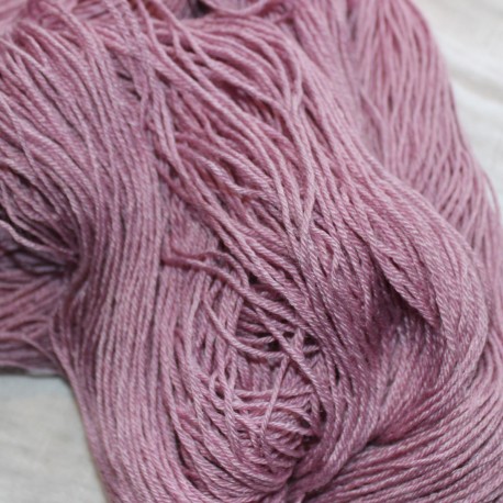 Handgeverfde wol met zijde en rami. Licht Aubergine. Wit